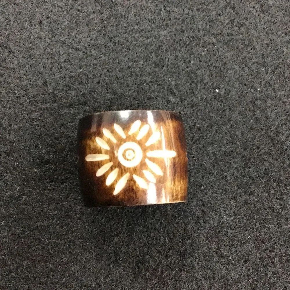 Ring, vintage hand, carved beautiful wood, Alabama, Estate sale Size 6 1/4